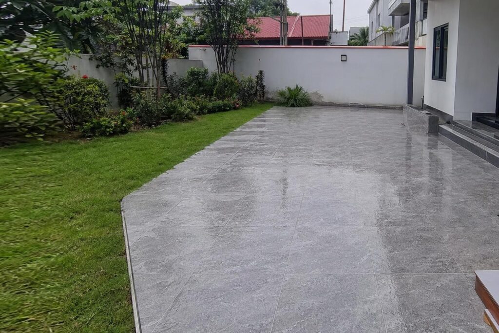 Gạch lát sân vườn chống trơn cho khoảng sân khô