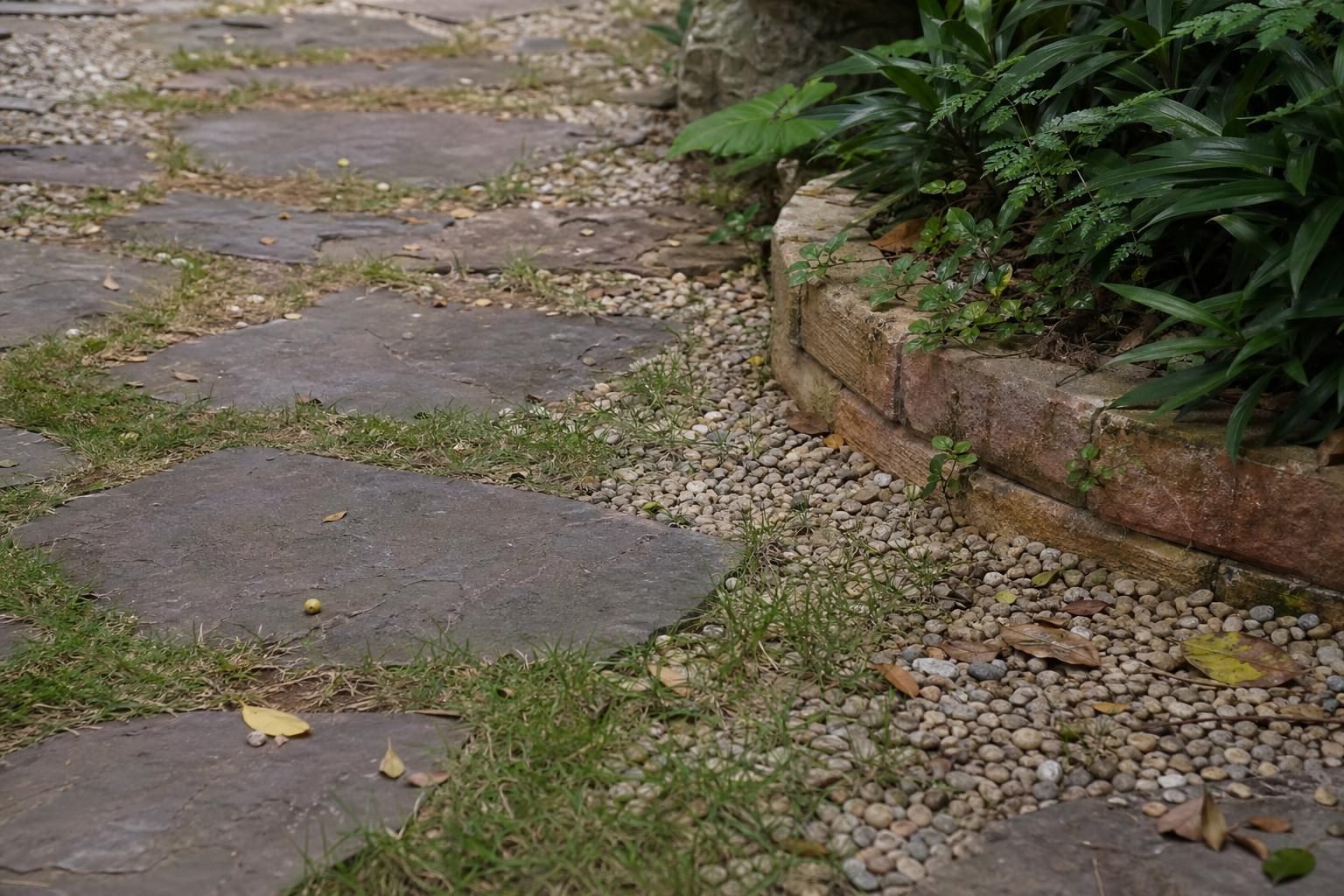 Lối Đi Đá Tự Nhiên Trong Cảnh Quan Sân Vườn