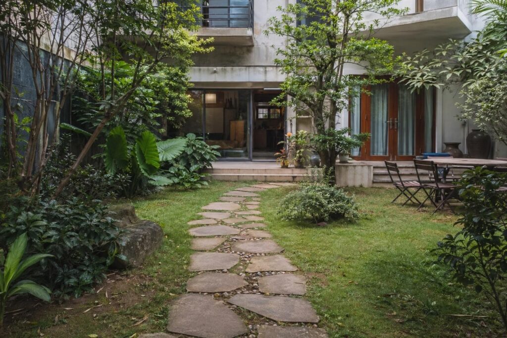 Thiết Kế Cảnh Quan Sân Vườn Với Bố Cục Lối Đi Và Cây Xanh Rõ Ràng