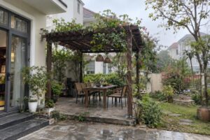 Pergola sân vườn biệt thự hài hòa với ngôi nhà