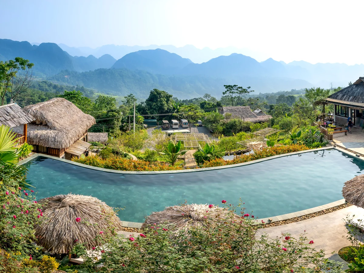 Hồ bơi resort tại Hòa Bình với núi, cây xanh và không gian nghỉ dưỡng