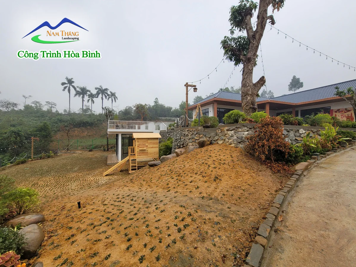 Mặt bằng và cao độ sân vườn tại công trình Hòa Bình trong quá trình hoàn thiện