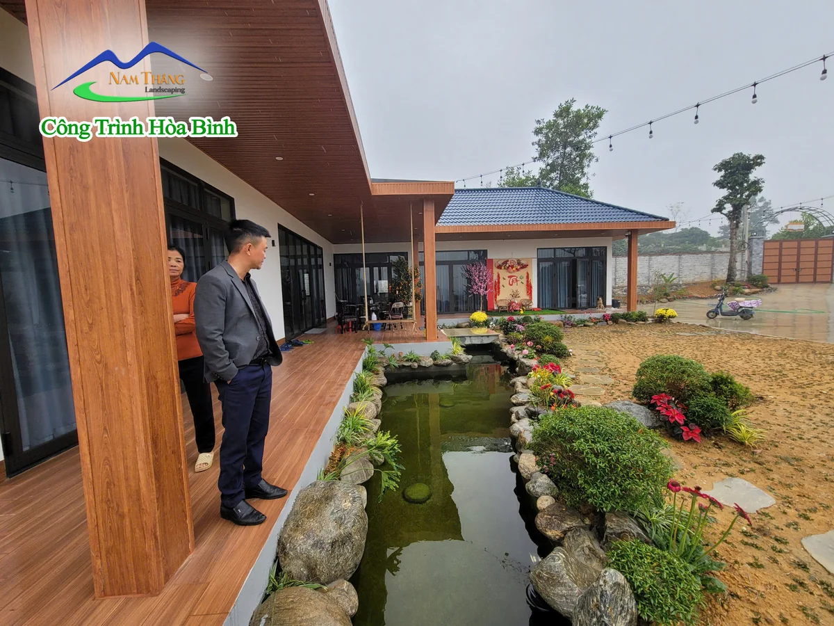 Hồ cá Koi và cảnh quan sân vườn tại công trình Hòa Bình của Nam Thắng