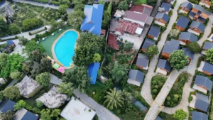 Cảnh quan resort tại Việt Nam nhìn từ trên cao với hồ bơi, bungalow và lối dạo