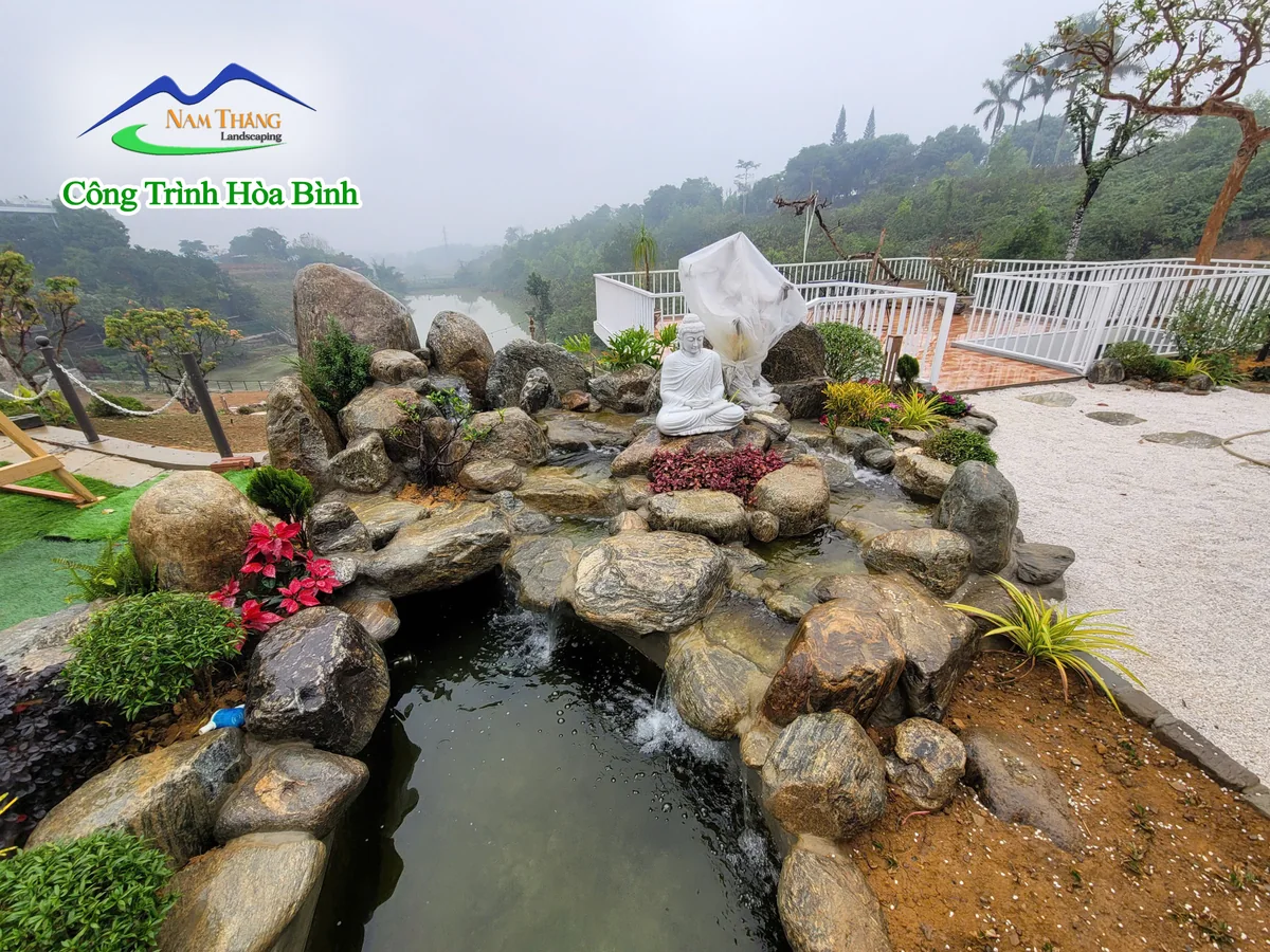 Hạng mục hồ nước và đá cảnh quan đang hoàn thiện tại Hòa Bình